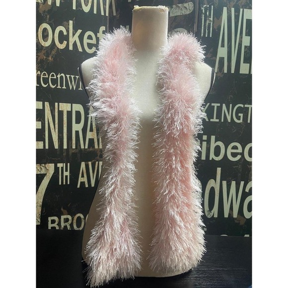 Fuzzy scarf‎ - Picture 1 of 4